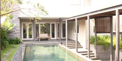 kolam di depan rumah