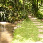 Pedestrian Path-jalan setapak dari stepping stone di area taman mengunakan batu templek yang dipotong sama