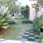 Pedestrian path-stepping stone dengan pola papan catur.