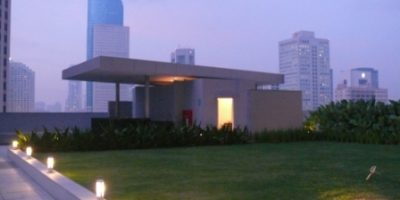 Penerangan pejalan kaki diletakkan di atas pembatas antara rumput dan jalur jalur pejalan kaki