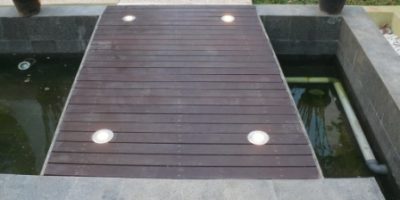 lampu di atas dek (di atas kolam)