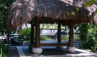gazebo dengan atap rumbia.