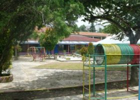 warna-warni permainan anak, memberi suasana riang dan bersemangat.