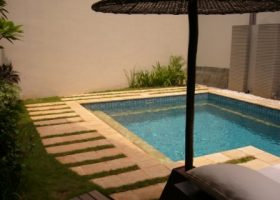 kolam kecil di belakang rumah.