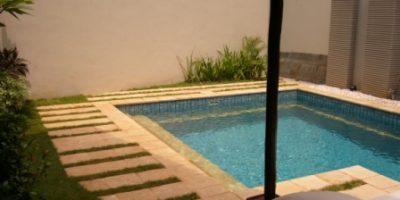 kolam kecil di belakang rumah.