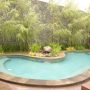 kolam renang dengan tanaman berdaun halus. club house terinspirasi taman gaya Jepang.