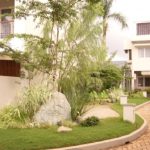 taman lingkungan perumahan-pasif-terinspirasi dari gaya Jepang. Taman sudut.