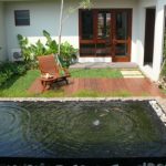 taman minimalis belakang rumah kolam dan dek.