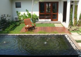 taman minimalis belakang rumah kolam dan dek.