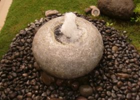 Air mancur pada taman kecil di depan rumah yang terinspirasi dari taman Jepang.