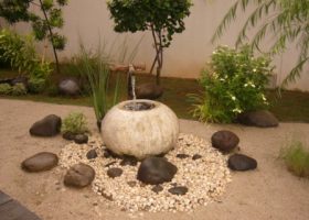 Taman yang terinspirasi dari taman Jepang. Air terjun, batu besar, kerikil, dan beberapa tanaman.