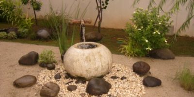 Taman yang terinspirasi dari taman Jepang. Air terjun, batu besar, kerikil, dan beberapa tanaman.