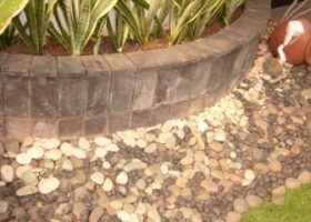 Bak tanaman (Planter box) dengan lapisan batu alam.