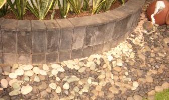 Bak tanaman (Planter box) dengan lapisan batu alam.