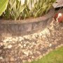 Bak tanaman (Planter box) dengan lapisan batu alam.