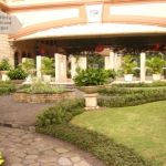 Batas taman menggunakan tanaman semak rendah. Paving khusus menjadi batas jalur pejalan kaki dan taman.