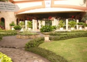 Batas taman menggunakan tanaman semak rendah. Paving khusus menjadi batas jalur pejalan kaki dan taman.