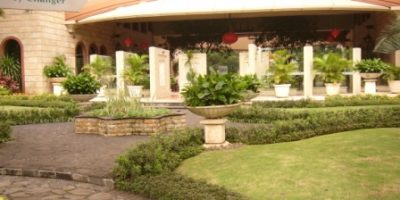 Batas taman menggunakan tanaman semak rendah. Paving khusus menjadi batas jalur pejalan kaki dan taman.