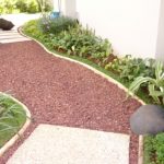 Batu alam berwarna merah untuk melapisi tanah (ground cover), pada jalan setapak.