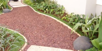 Batu alam berwarna merah untuk melapisi tanah (ground cover), pada jalan setapak.