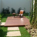 Taman minimalis dek dan jalan setapak