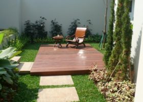 Taman minimalis dek dan jalan setapak