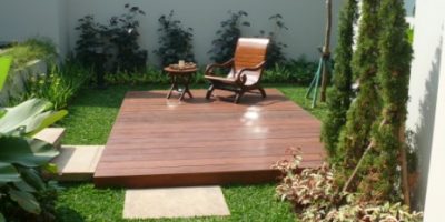 Taman minimalis dek dan jalan setapak