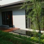 taman minimalis di halaman belakang kolam hias