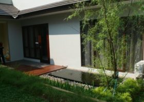 taman minimalis di halaman belakang kolam hias