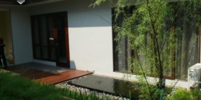 taman minimalis di halaman belakang kolam hias