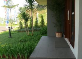 Taman minimalis di depan rumah, pada rumah di dalam lingkungan perumahan.