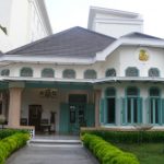 Koridor di antara taman Hotel Sidji, Pekalongan.