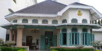 Koridor di antara taman Hotel Sidji, Pekalongan.