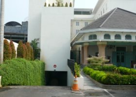 Taman atap (roof garden) dan taman di atas tanah Hotel Sidji, Pekalongan.