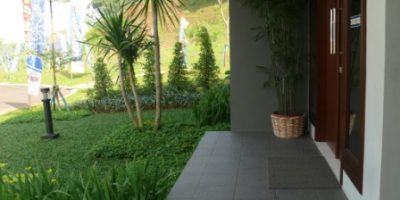 Taman kecil di depan rumah (taman perumahan)