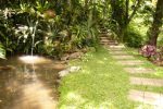 Pedestrian Path-jalan setapak dari stepping stone di area taman mengunakan batu templek yang dipotong sama