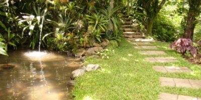 Pedestrian Path-jalan setapak dari stepping stone di area taman mengunakan batu templek yang dipotong sama