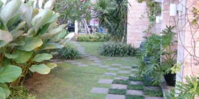 Pedestrian path-stepping stone dengan pola papan catur.