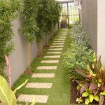 Jalan setapak linier stepping stone dengan jarak tertentu dan sama.