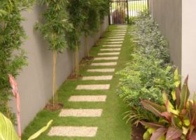 Jalan setapak linier stepping stone dengan jarak tertentu dan sama.