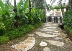 Jalur pejalan kaki dari keramik, batu templek, koral sikat.