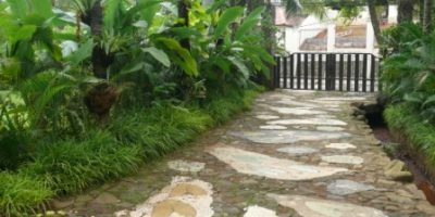 Jalur pejalan kaki dari keramik, batu templek, koral sikat.