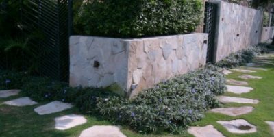 Jalur pejalan kaki mengarahkan pejalan kaki.