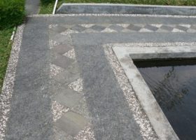 Motif jalan setapak batu templek dan koral sikat.