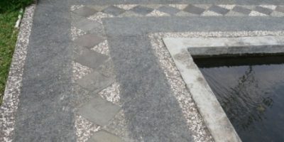 Motif jalan setapak batu templek dan koral sikat.