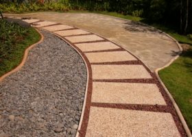 pedestrian path- koral sikat warna krem dipadu dengan batu warna merah