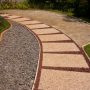 pedestrian path- koral sikat warna krem dipadu dengan batu warna merah