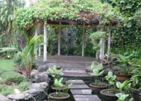 stepping stone menuju gazebo-batu alam-melengkung-