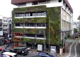 vertical garden pada fasad bangunan di perkotaaan.