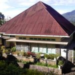 Bangunan kayu tahan gempa.